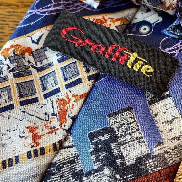 Graffitie silk Urban cityscape graffiti hip-hop tie shades of purple & orange 57 - Picture 9 of 9